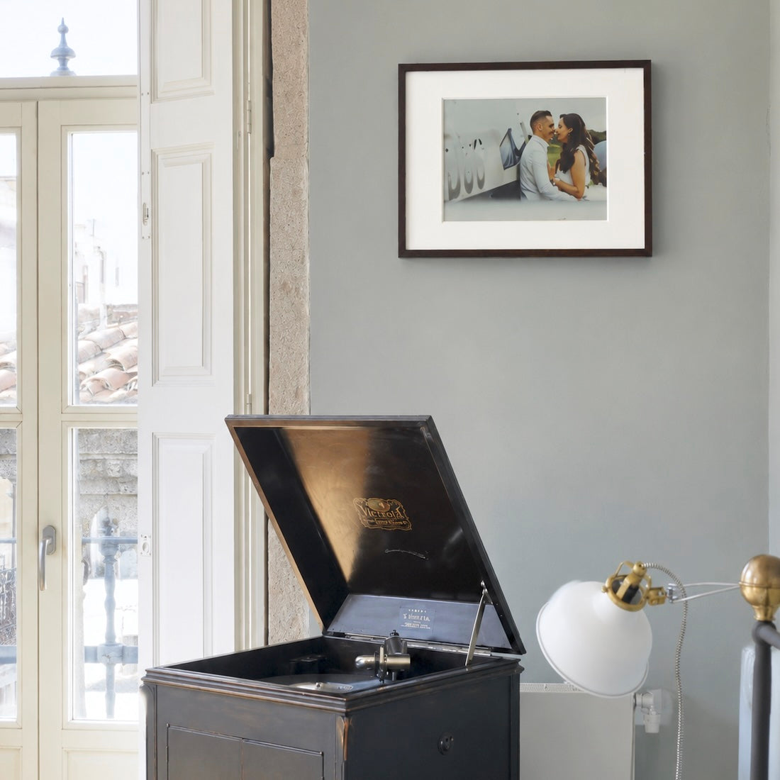 13.3-inch InkyMax color E-Ink photo frame in a solid wood frame
