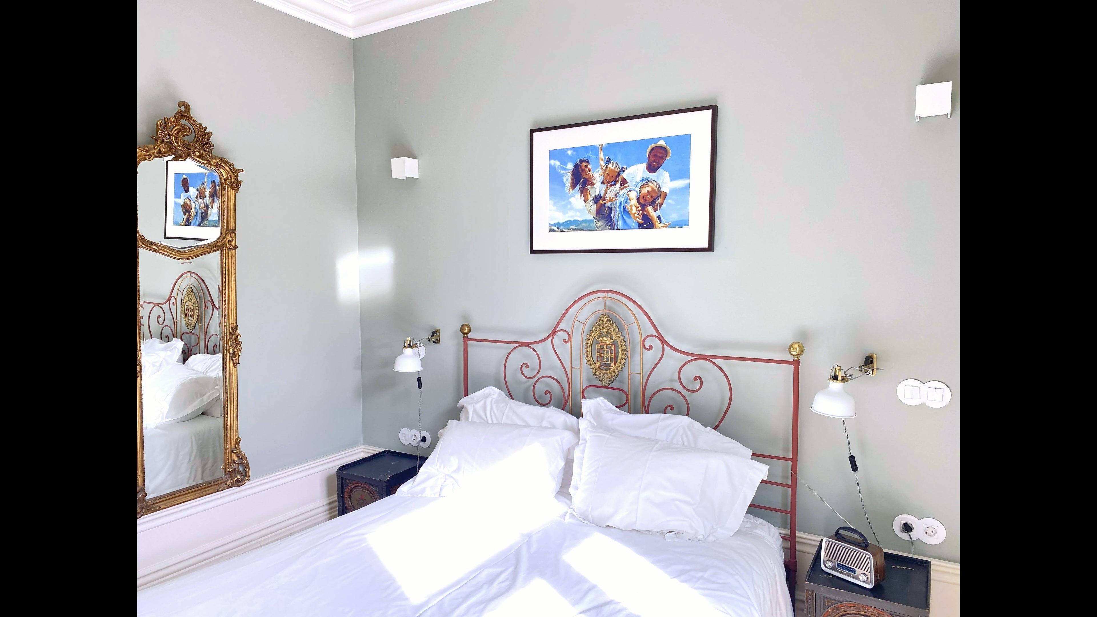 31.5-inch InkyMax color E-Ink photo frame displayed in a modern bedroom